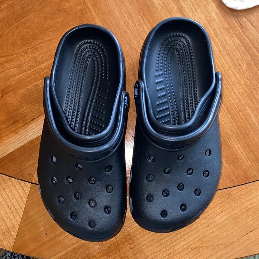 Black crocs